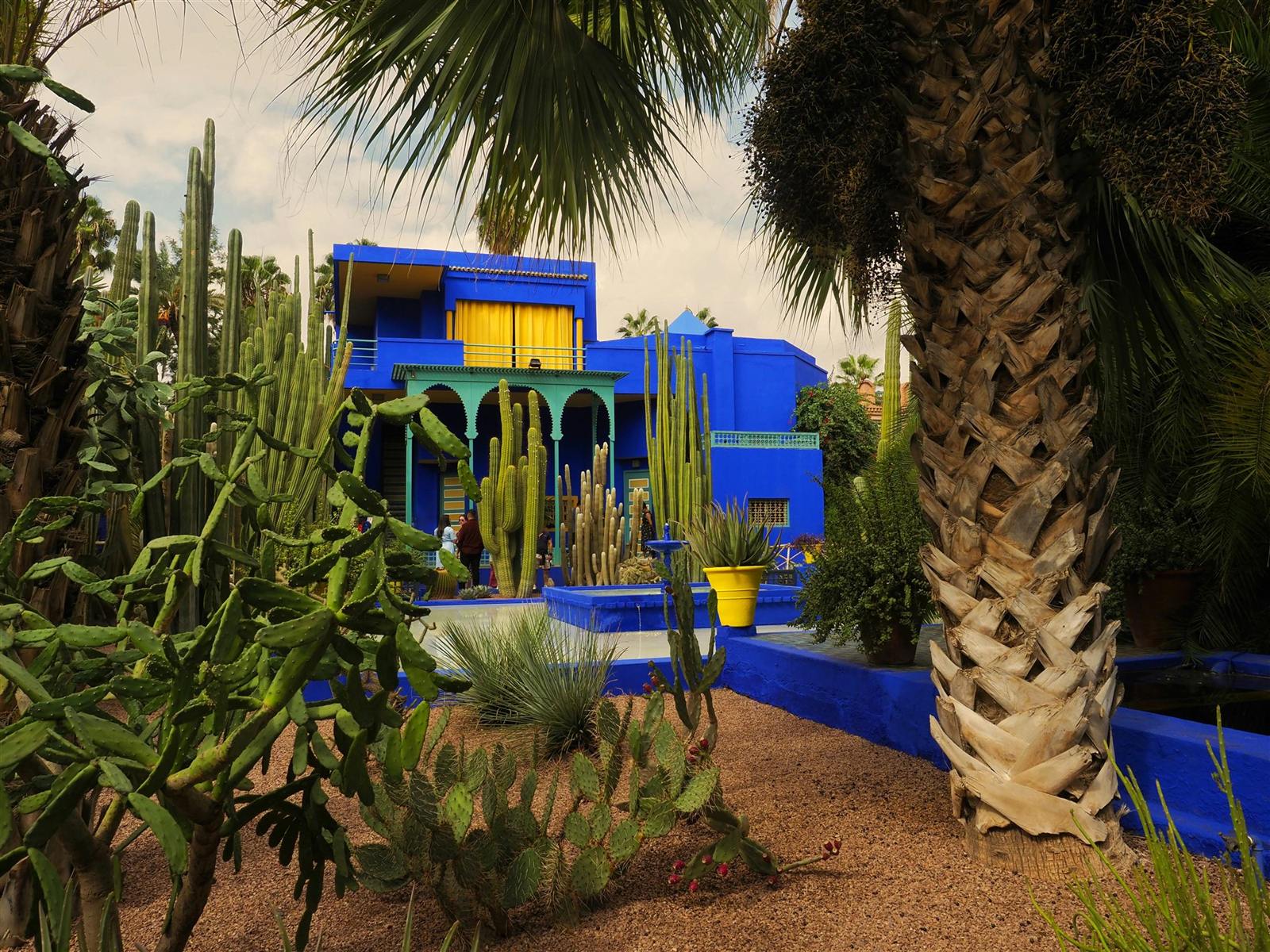 La villa bleue Majorelle derrière les palmiers